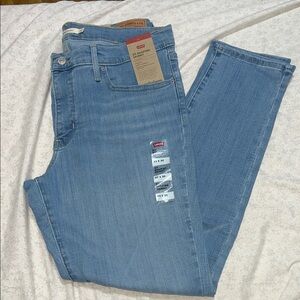 Levi's Women's Light Blue Straight Leg Jeans